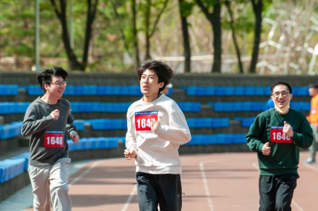 21일 남동구 남동근린공원 일대에서 열린 ‘제8회 인천스페셜올림픽코리아 회장배 종목별 대회’에서 경기에 참여하고 있다. ICSOK 제공