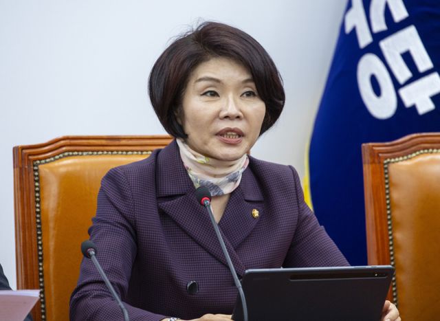 21일 서울 국회에서 열린 더불어민주당 원내대책회의에서 발언하는 한정애 정책위의장. 연합뉴스
