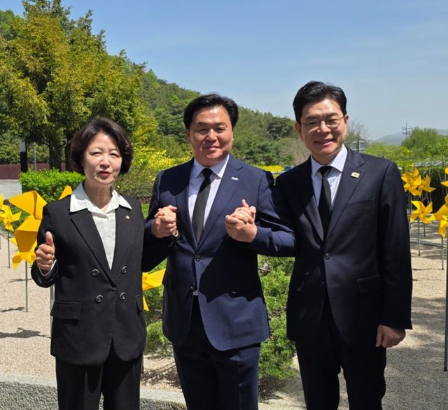 임병택 민주당 시흥시장 후보가 6·3 지방선거 본선을 앞두고 추미애 경기도지사 후보와 정원 서울시장 후보 등 수도권 광역단체장 후보들과 함께 봉하마을을 찾아 참배하며 본격적인 세 결집 행보에 나섰다. 임병택 민주당 시흥시장 예비후보 선거 캠프 제공