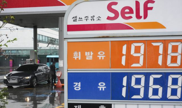 기사의 이해를 돕기 위한 이미지로 직접적 연관은 없습니다. 사진은 경기도내 한 주유소에서 휘발유·경유 가격을 표시한 모습. 경기일보DB