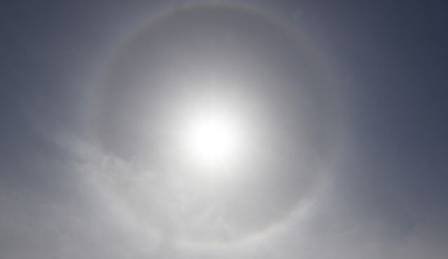 21일 황사가 유입된 인천 서구 하늘에 얇은 구름층에 굴절되며 해무리 현상이 나타나며 뿌연 대기 속 이색적인 풍경을 연출하고 있다.조병석기자