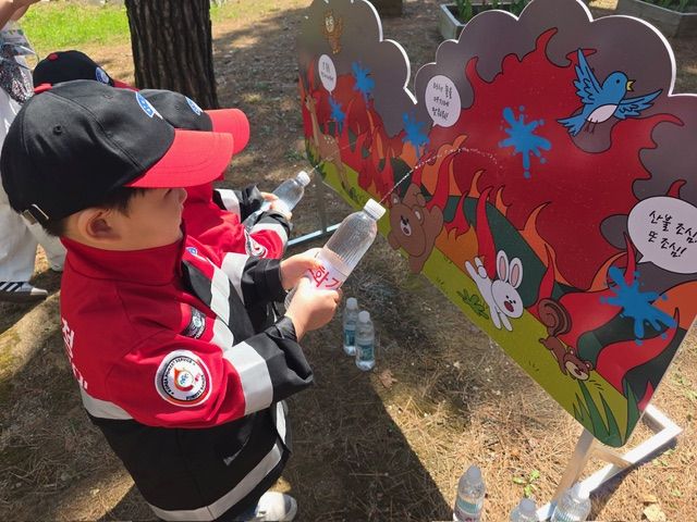어린이 산불진화대 ‘꼬마 산불지킴이’ 체험을 하고 있는 어린이. 양평군 제공