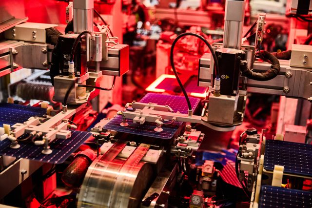 21일 신성이엔지 김해사업장에서 태양광 모듈 생산이 진행되고 있다. 신성이엔지 제공