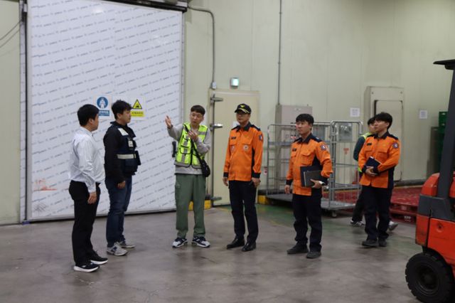 포천소방서가 대형 물류시설 안전 점검을 실시하며 현장 대응과 예방 체계를 함께 점검하고 있다. 포천소방서 제공