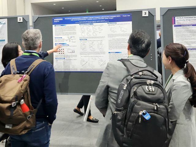 최근 삼성바이오에피스 관계자가 미국 학회에 참가해 항체-약물접합체(ADC) 신약 SBE303의 전임상 연구 결과를 설명하고 있다. 삼성바이오에피스 제공