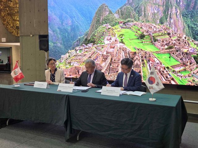 (왼쪽부터) 홍소연 주페루 대한민국대사관 참사관, 카를로스 펠리페 페루 문화부 사무총장, 이귀영 국가유산진흥원장이 마추픽추 보존 및 관리 역량 강화 국제개발협력(ODA) 사업을 위한 협의의사록을 체결하고 있다. 국가유산청 제공