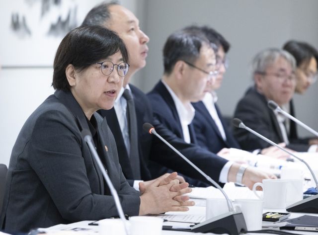 정은경 보건복지부 장관이 21일 서울 중구 컨퍼런스하우스 달개비에서 열린 중동전쟁 대응 제4차 보건의약단체 회의에서 발언하고 있다. 연합뉴스