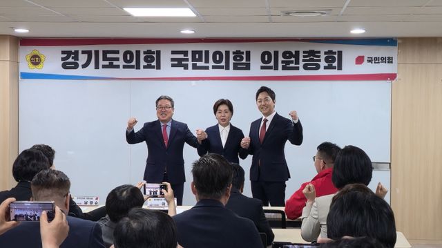 21일 오전 경기도의회 중회의실에서 열린 도의회 국민의힘 의원총회에 국힘 소속 경기도지사 후보인 (왼쪽부터)조광한·양향자·이성배 후보가 기념촬영을 하고 있다. 김경희기자