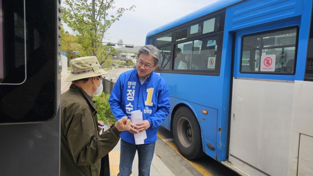 정순욱 더불어민주당 의왕시장 예비후보가 버스정류장 및 횡단보도 등에 대해 시민과 소통하고 있다. 정순욱 의왕시장 예비후보 선거 캠프 제공