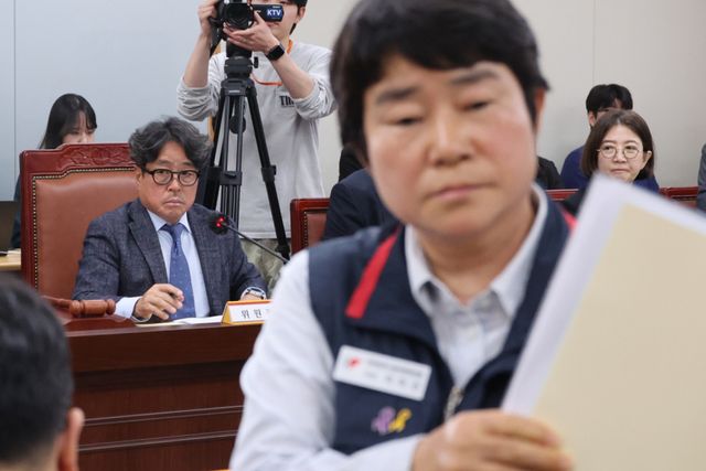 21일 세종시 정부세종청사 최저임금위원회에서 열린 내년도 최저임금을 정하기 위한 첫 전원회의에서 근로자위원인 이미선 민주노총 부위원장이 권순원 위원장 선출에 반대하며 퇴장하고 있다. 연합뉴스