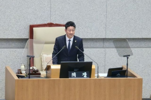 김진경 경기도의회 의장이 21일 제389회 임시회 1차 본회의에서 개회사를 하고 있다. 김경희기자