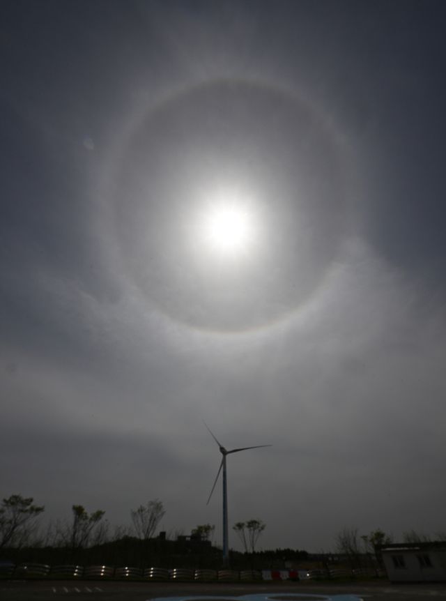 21일 황사가 유입된 인천 서구 하늘에 얇은 구름층에 굴절되며 해무리 현상이 나타나며 뿌연 대기 속 이색적인 풍경을 연출하고 있다.조병석기자
