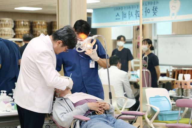 가평군이 서울대학교치과병원·독거노인종합지원센터와 손잡고 의료 취약계층 어르신들을 위한 ‘찾아가는 치과 서비스’를 제공했다. 가평군 제공