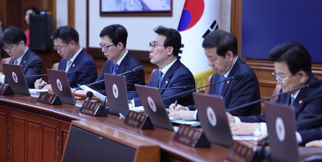 김민석 국무총리가 21일 서울 종로구 정부서울청사에서 열린 국무회의 겸 비상경제본부회의에서 발언하고 있다. 연합뉴스