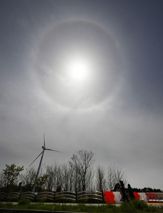 21일 황사가 유입된 인천 서구 하늘에 얇은 구름층에 굴절되며 해무리 현상이 나타나며 뿌연 대기 속 이색적인 풍경을 연출하고 있다.조병석기자