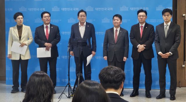 경기도 지역구를 둔 국민의힘 국회의원 6명이 서울 국회 소통관에서 ‘경기도 독자 선거대책위’ 구성 관련 질의응답을 받고 있다. 왼쪽부터 김은혜·송석준·김선교·안철수·김성원·김용태 의원. 김영호 기자