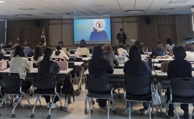 이천교육지원청이 학교 흡연예방사업 담당자를 대상으로 청소년 신종 담배 및 마약 예방 교육을 실시했다. 이천교육지원청 제공