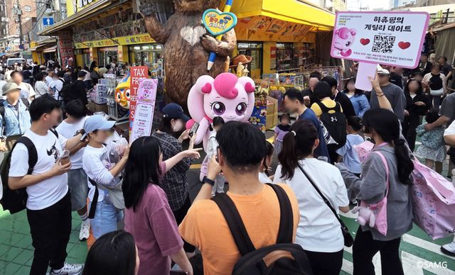 ‘어린이날 해피 페스타’를 맞아 서울 종로구 창신동 완구거리에서 관련 행사가 진행되는 모습. SAMG엔터 제공