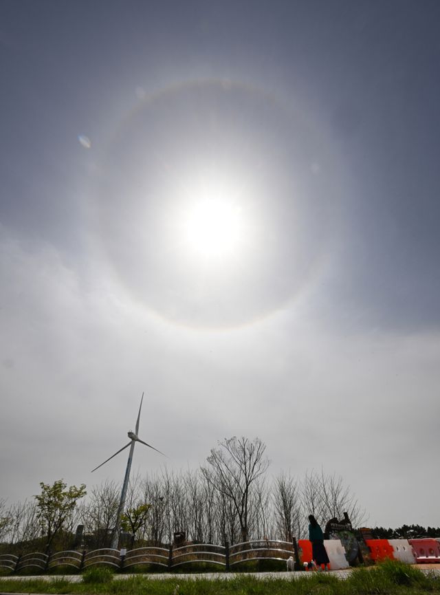 21일 황사가 유입된 인천 서구 하늘에 얇은 구름층에 굴절되며 해무리 현상이 나타나며 뿌연 대기 속 이색적인 풍경을 연출하고 있다.조병석기자