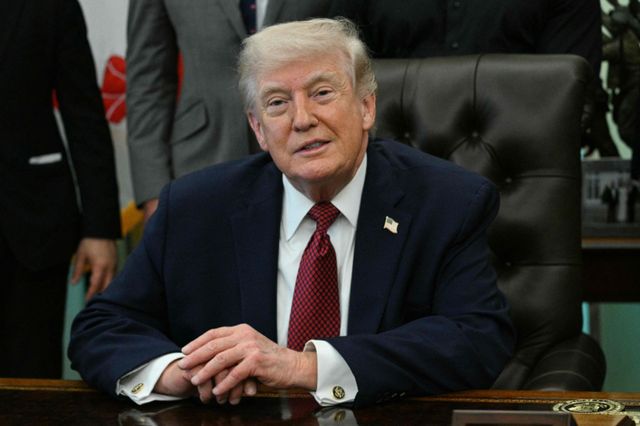 US President Donald Trump speaks after signing an executive order in the Oval Office of the White House in Washington, DC on April 18, 2026. The executive order aims to further US federal medical research and clinical trials for certain psychedelic drugs.certain psychedelic drugs. (Photo by Jim WATSON / AFP)도널드 트럼프 미국 대통령이 2026년 4월 18일, 워싱턴 D.C. 백악관 오벌 오피스에서 행정명령에 서명한 후 발언하고 있다. 해당 행정명령은 특정 환각 약물(psychedelic drugs)에 대한 미국의 연방 의학 연구 및 임상 시험을 추진하는 것을 목표로 하고 있다. (사진: 짐 왓슨 / AFP)