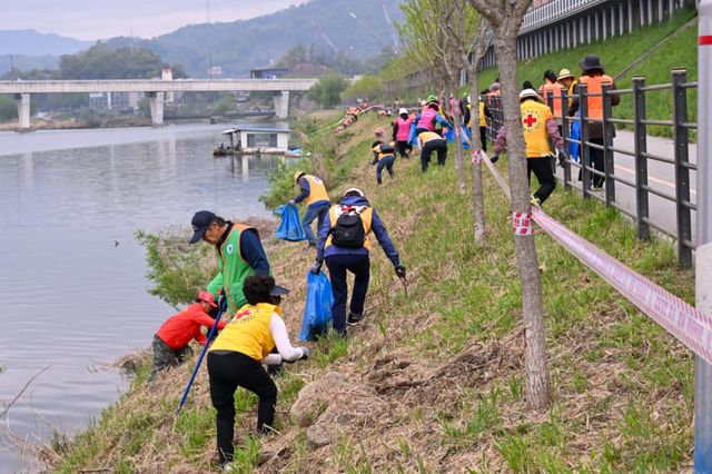 양평군종합자원봉사센터는 지난 20일 양평남한강테라스 하부 산책로 일대에서 ‘2026년 자원봉사 리빙랩 3고 YP(줍고·잇고·지키고) 사업’의 일환으로 생태계 교란 식물 제거 활동을 실시했다. 양평군 제공