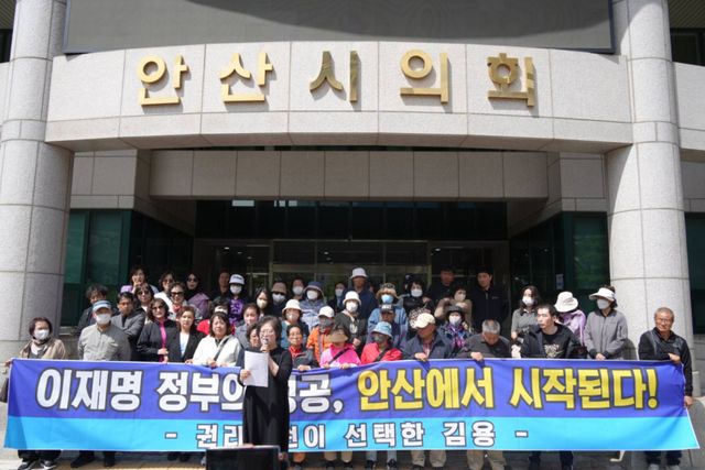 안산시갑 권리당원들은 22일 안산시의회에서 김용 전 민주연구원 부원장의 출마를 촉구하는 성명서를 발표했다.