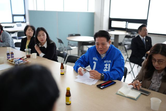 더불어민주당 최대호 안양시장 후보가 자신의 선거사무소에서 안양시학원연합회와 간담회를 열고 교육현장의 목소리를 듣고 있다. 최대호 안양시장 후보 선거 캠프 제공.