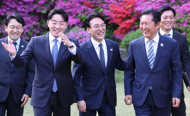 민석 국무총리가 22일 서울 삼청동 총리공관에서 열린 고위당정협의회에서 더불어민주당 정청래 대표, 강훈식 대통령 비서실장 등 참석자들과 환하게 웃고 있다. 연합뉴스