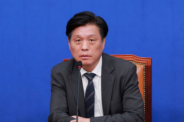 더불어민주당 조승래 사무총장이 12일 국회에서 기자 간담회를 열고 6·3 지방선거 공천 진행 상황 등을 설명하고 있다. 연합뉴스