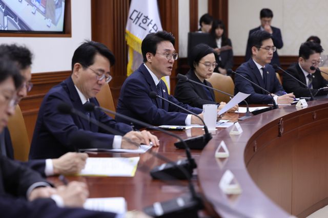 김민석 국무총리가 22일 서울 종로구 정부서울청사에서 열린 비상경제본부회의에서 발언하고 있다. 연합뉴스