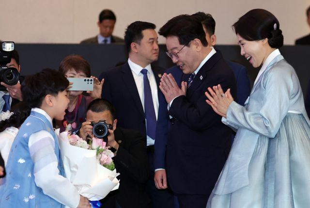 베트남을 국빈 방문 중인 이재명 대통령과 김혜경 여사가 22일(현지시간) 하노이의 한 호텔에서 열린 동포간담회에서 화동과 인사하고 있다. 연합뉴스