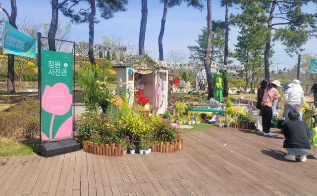 최근 평택시가 시민 참여를 위해 농업생태원 일원에서 열린 2026 꽃나들이 행사에서 시민 참여를 유도하는 정원사진관을 선보이고 있다. 평택시 제공
