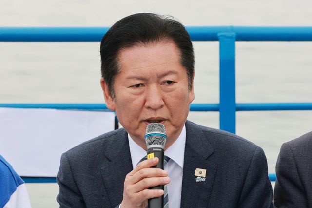 더불어민주당 정청래 대표가 22일 경남 통영시 욕지도에서 탑승한 여객선에서 열린 선상 최고위원회의에 참석해 발언하고 있다. 연합뉴스