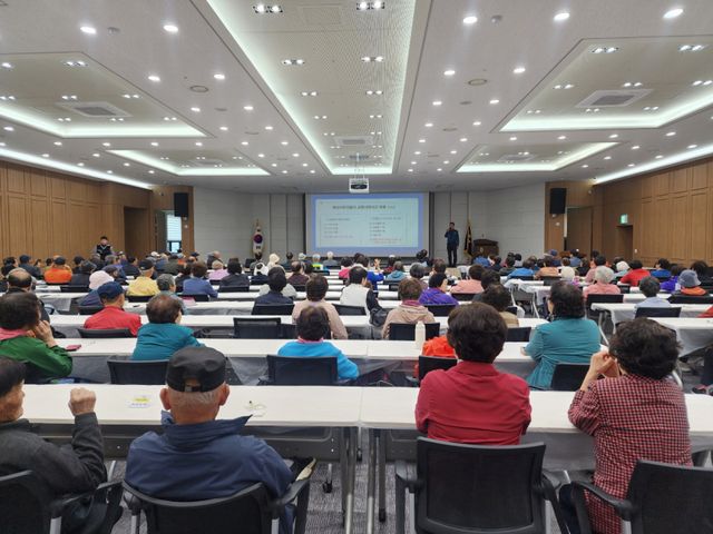 화성서부경찰서 비봉파출소가 지역 어르신을 대상으로 노인관련 범죄 예방교육을 진행하고 있다. 화성서부경찰서 제공