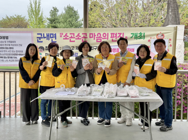 포천 군내면 청소년지도협의회 우인선 회장을 비롯한 지도위원들이 등교하는 학생들을 맞이하며 손편지 세트를 전달하고 ‘손편지 쓰기 캠페인’을 진행하고 있다. 포천시 제공