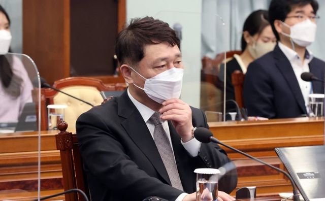 최재성 청와대 정무수석이 13일 오전 청와대에서 열린 제16회 국무회의에 참석해 있다. 2021.4.13 연합뉴스