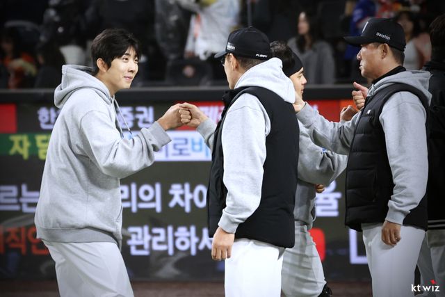 KT 오원석이 승리 후 이강철 감독과 기쁨을 나누고 있다. KT 제공