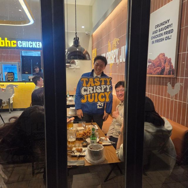 더불어민주당 김종천 과천시장 예비후보가 지식정보타운 일대 상가를 찾아 시민들과의 생활 밀착형 대화를 나누고 있다. 더불어민주당 김종천 과천시장 예비후보 선거 캠프 제공