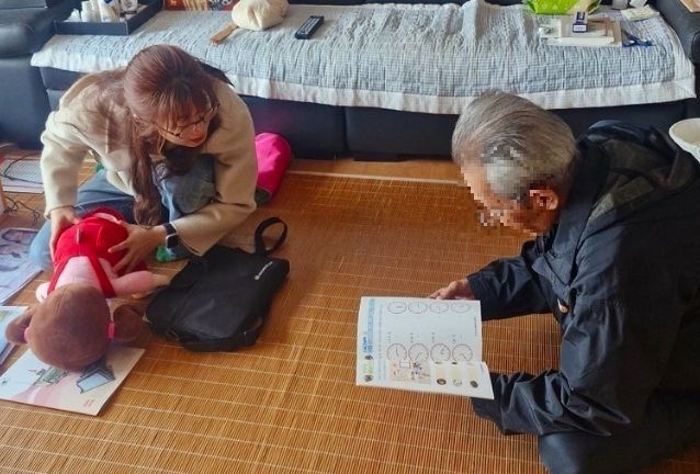 파주시가 독거 어르신에게 AI 돌봄인형 서비스를 제공했다. 파주시 제공