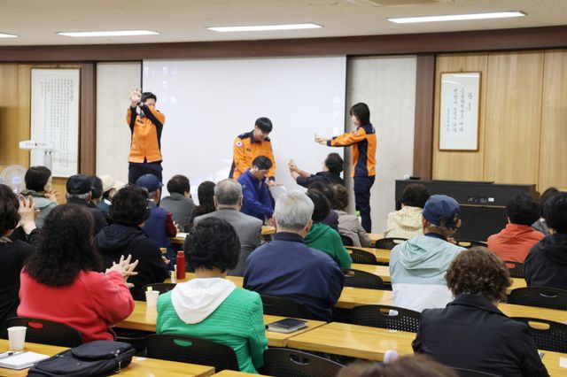김포소방서 직원들이 김포노인대학 어르신들을 대상으로 화재예방 안전교육을 실시하고 있다. 김포소방서 제공