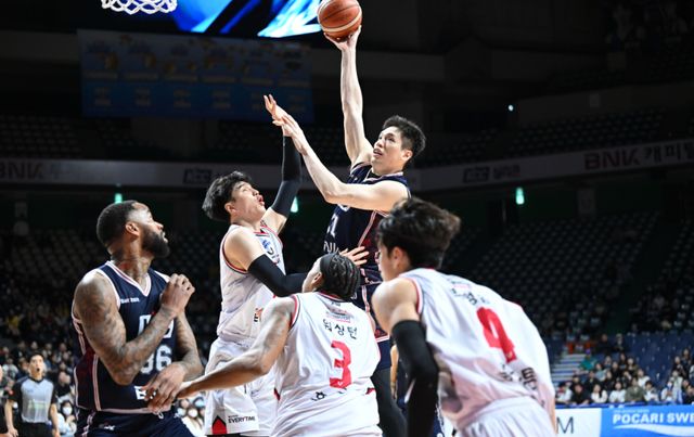 2025-26 LG전자 프로농구 4강 플레이오프(5전3선승제)서 정관장의 철벽 수비와 KCC의 화력이 맞붙는다. KBL 제공