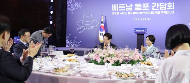 베트남을 국빈 방문 중인 이재명 대통령과 김혜경 여사가 22일(현지시간) 하노이의 한 호텔에서 열린 동포간담회에서 양모세 하노이 한인회장의 환영사 후 박수를 치고 있다. 연합뉴스