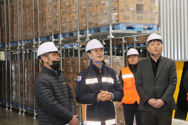 임일섭 이천소방서장이 이천 지역의 한 냉동물류창고를 방문해 화제 관련 현장안전점검을 하고 있다. 이천소방서 제공