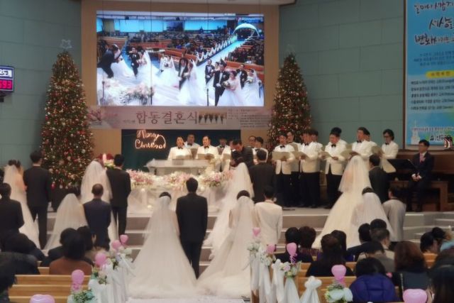 2023년 인천 서구 석남동 한 교회에서 ㈔함께가는세상이 지역 다문화가정 등을 위한 결혼식을 진행하고 있다. ㈔함께가는세상 제공