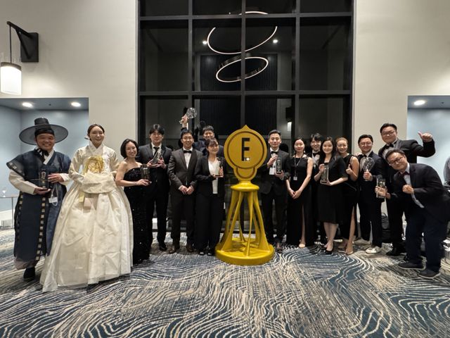 지난 16일 미국 플로리다주에서 열린 에디슨 어워즈에서 경기도의 지원을 받은 스타트업 관계자들이 수상과 함께 기념촬영을 하고 있다. 경기도 제공