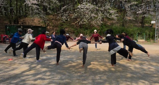 8-1. 파주시, 학령산 산림공원에서 ‘맨발체조 걷기’ 운영