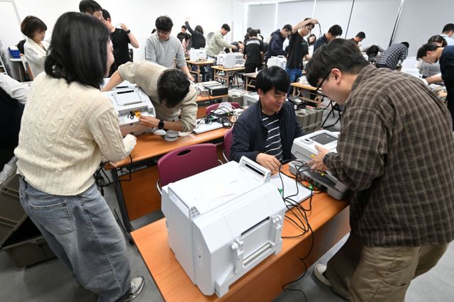 23일 오후 시흥시선거관리위원회에서 열린 ‘제9회 전국동시지방선거 사전투표관리관 교육’에서 참석자들이 사전투표 운용장비 설치 및 운영에 대한 실습을 하고 있다. 김시범기자