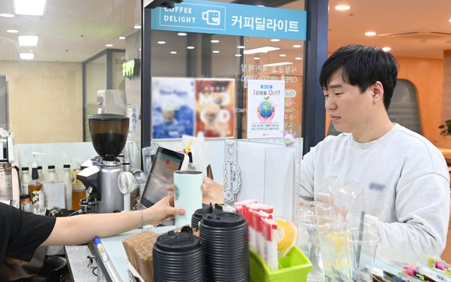 부천시 직원이 시청 구내 카페에서 텀블러로 음료를 주문하고 있다. 부천시 제공