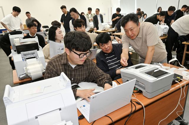 23일 오후 시흥시선거관리위원회에서 열린 ‘제9회 전국동시지방선거 사전투표관리관 교육’에서 참석자들이 사전투표 운용장비 설치 및 운영에 대한 실습을 하고 있다. 김시범기자