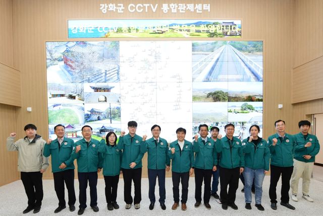 전국 군 단위 최대 규모의 CCTV 통합관제센터 신축 건물 준공을 자축하는 박용철 강화군수와 관계자들. 강화군 제공.